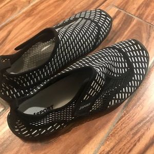 Size 7 water shoes